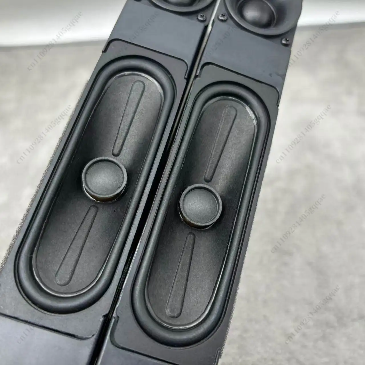 Ein Paar hochwertige audiophile Zwei-Wege-Lautsprecher, lange passive Lautsprecher – Detail 4