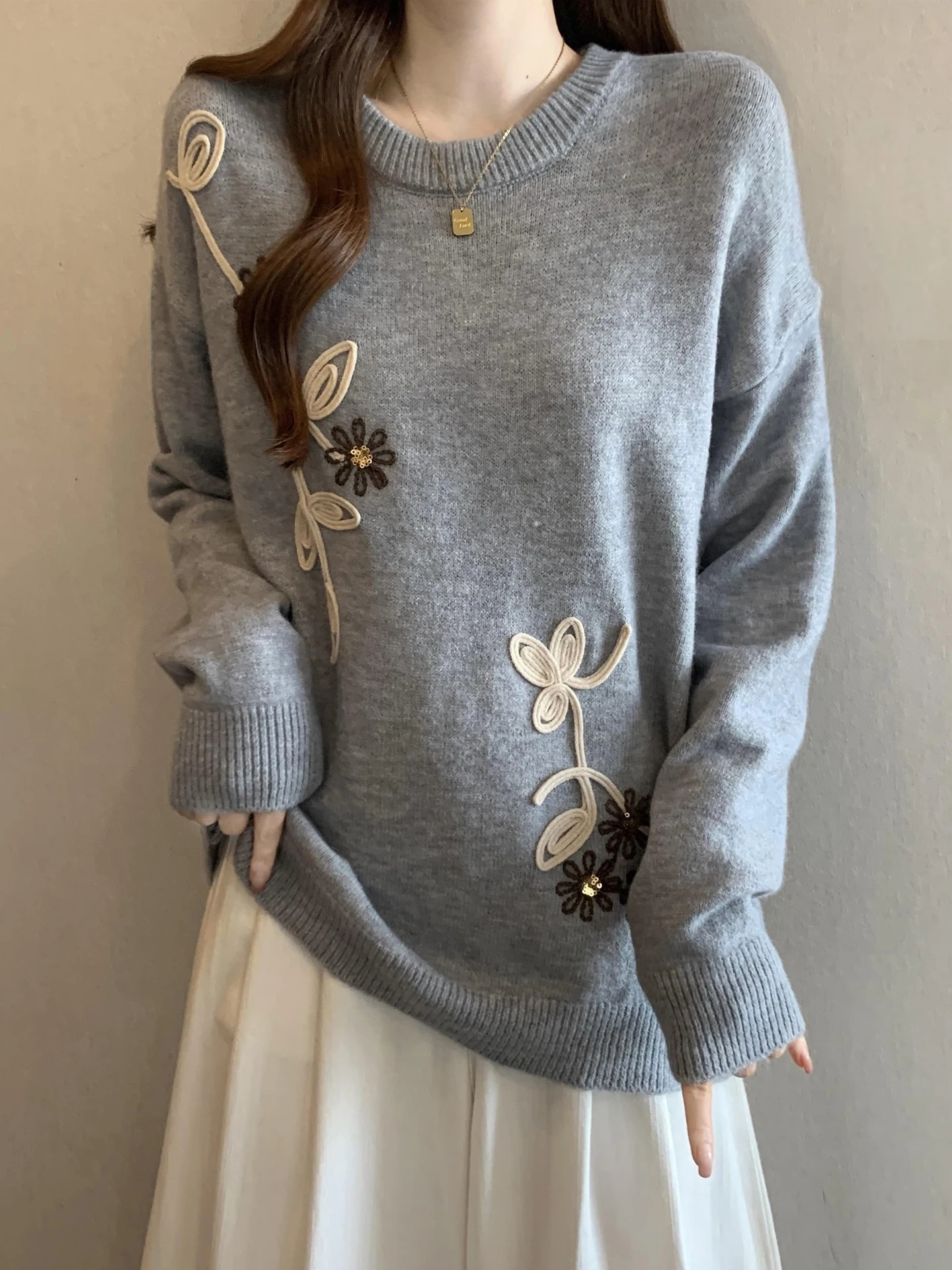 

Корейский вязаный свитер с объемной вышивкой для женщин: мягкий, уютный, с дизайнерским вырезом на плечах, для весны, осени и зимы, большие размеры