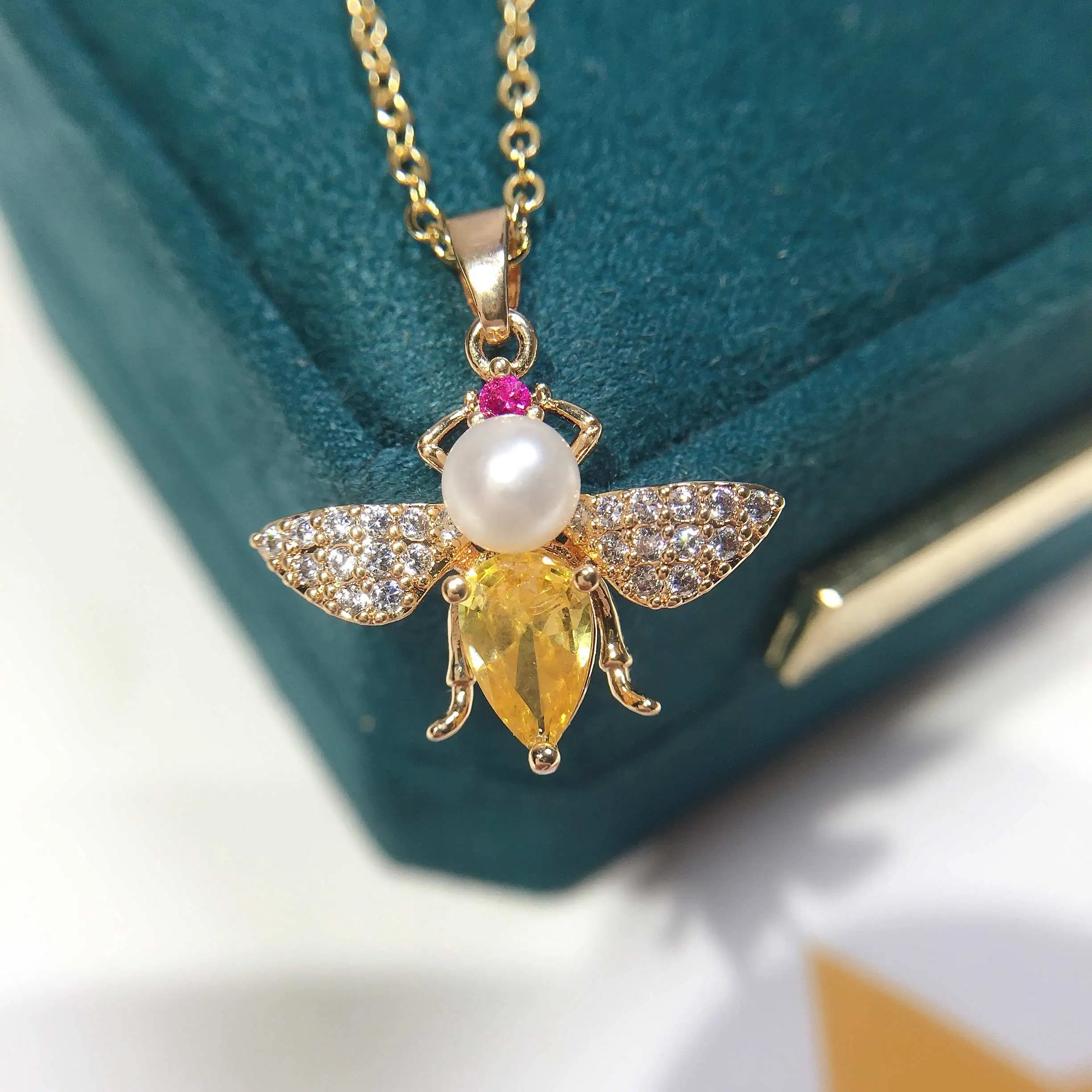 ZHBORUIN Pendant Freshwater Pearl Necklace Creative Bee Exquisite14K Gold Plated Clavicle Chain Female Banquet Jewelry Woman