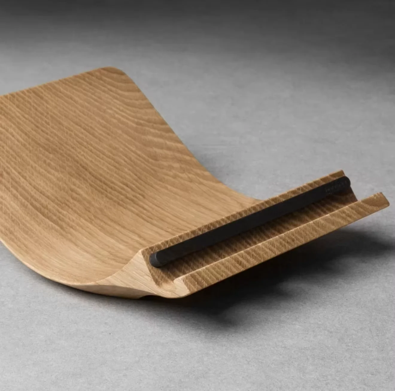 Loomma Flat Stand, suitable for iPad, portable design with elevated solid wood flat stand.