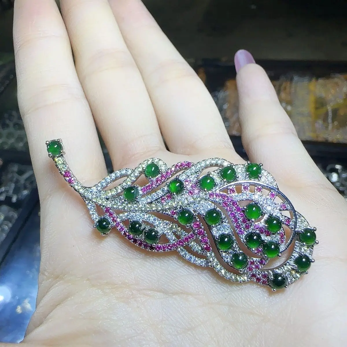 

Natural A jadeite ice green egg surface feather brooch (choose one of the best in diversity)