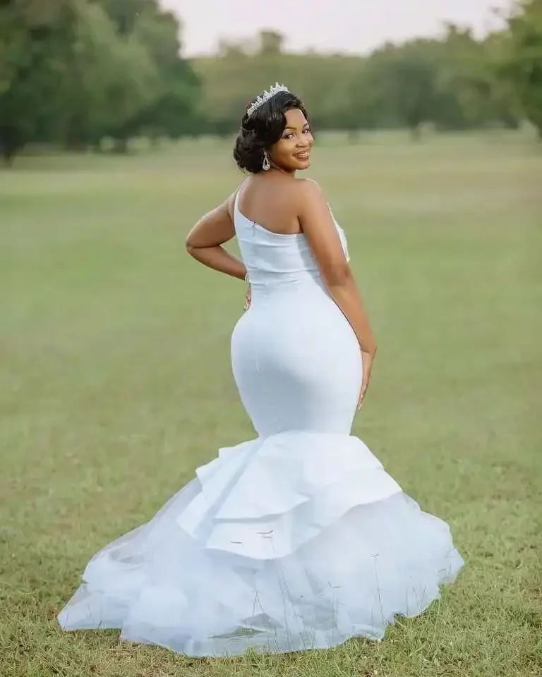 Aangepaste schoonheid zwarte vrouwen zeemeermin satijnen trouwjurk sweep trein backless kralen een schouder plus size bruidsjurk