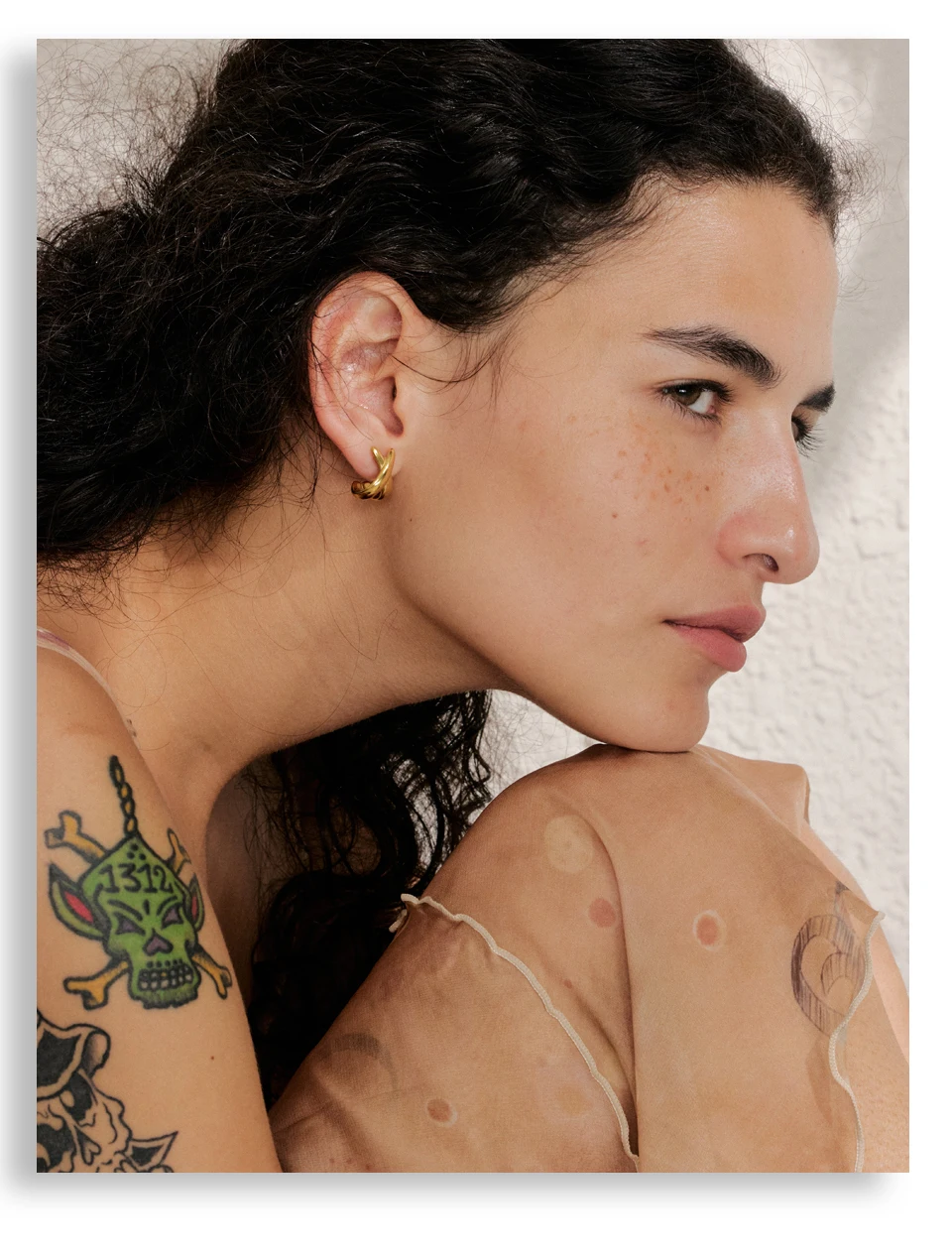 Yhpup Minimalistische X-förmige Ohrstecker aus Metall, 18 Karat PVD-beschichtet, täglicher Edelstahl, attraktiver Modeschmuck für Damen – Detail 6