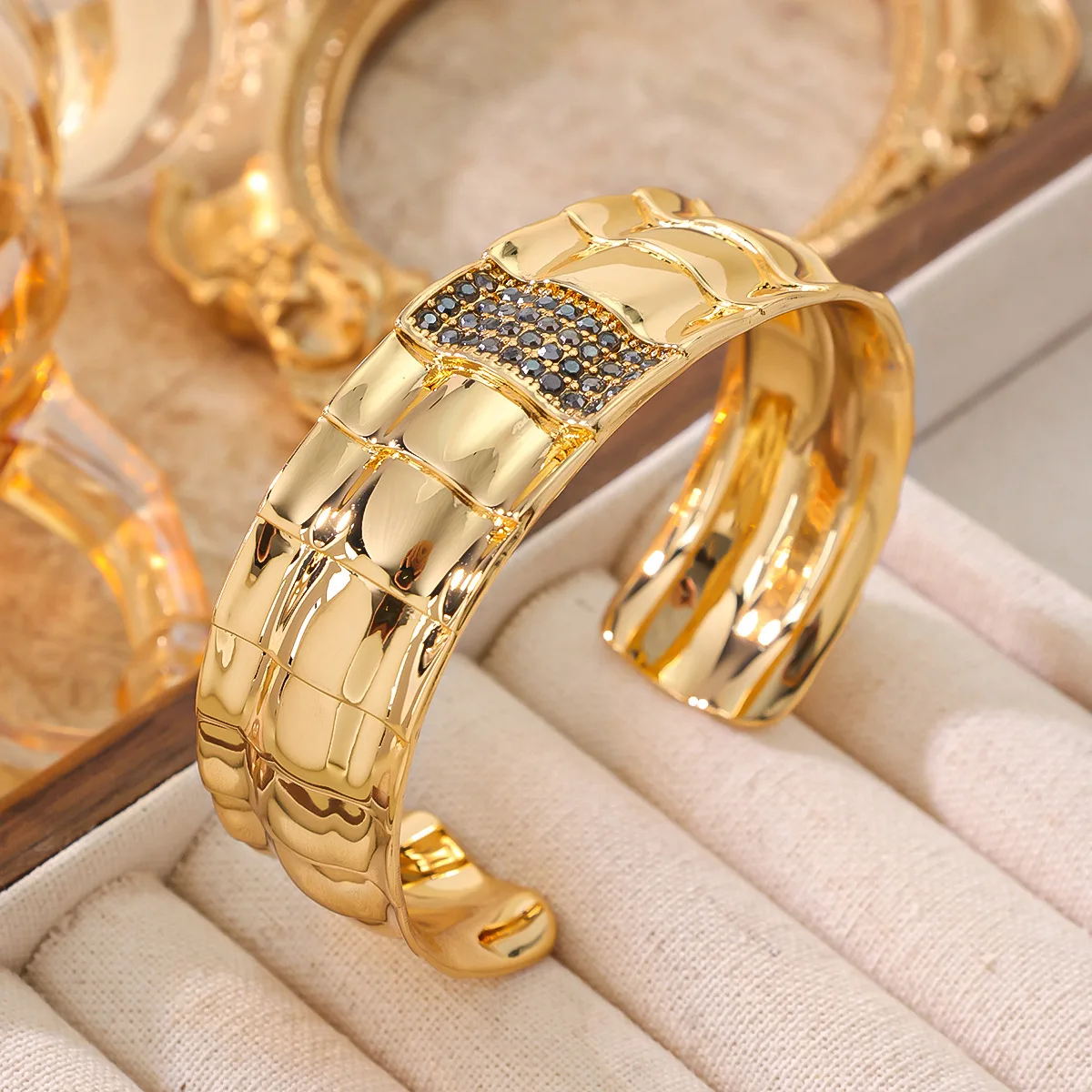 

Винтажные нишевые украшения. Простой элегантный красивый текстурированный браслет с бриллиантами.