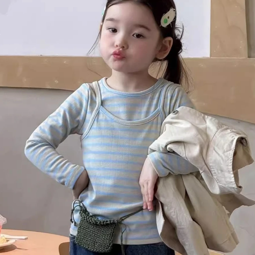 Conjunto Infantil Feminino 2026 Primavera Verão Novo Estilo Coreano Roupa Casual para Meninas Bebês Camiseta Listrada Fofa com Suspensório Duas Peças