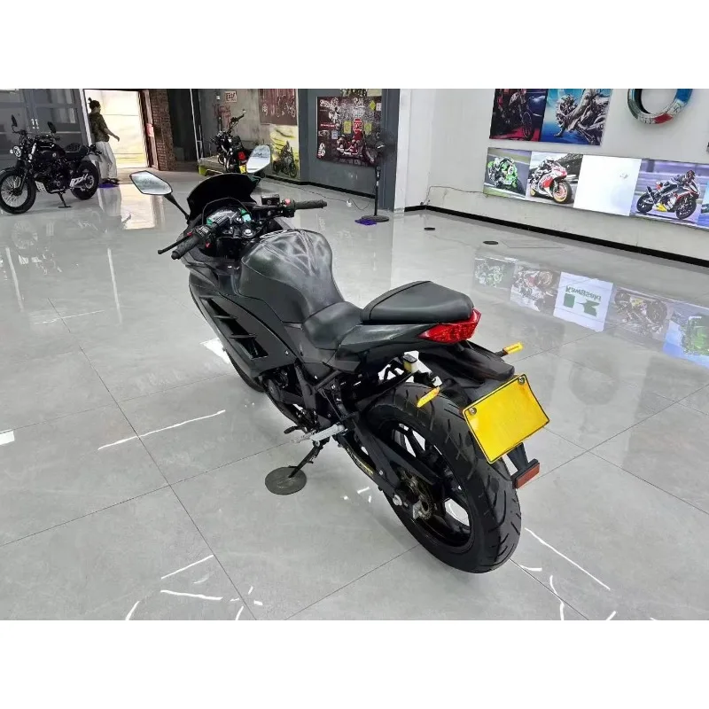 Rs 200Cc liquid-cooled retro street bike with matte black exterior, suitable for daily urban travel and casual outdoor riding