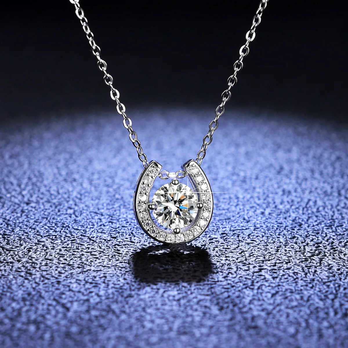 18K Gold Inlaid Pendant, Moissanite Ins Necklace, Women's Horseshoe Pendant, Platinum PT950 Diamond Collarbone Chain