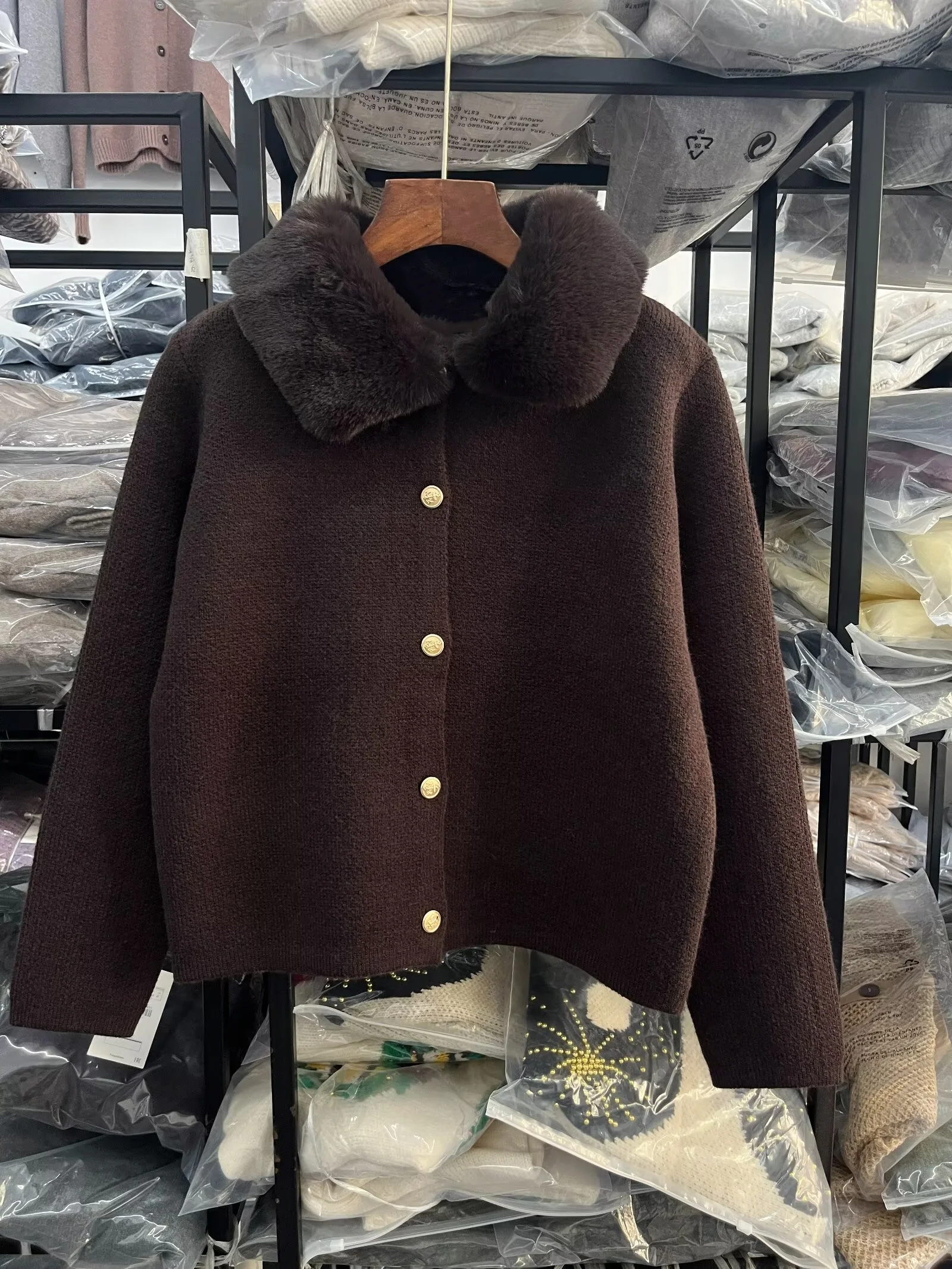 

Новая женская одежда 2026: милый и модный вязаный кардиган с воротником из искусственного меха и эффектом лацкана