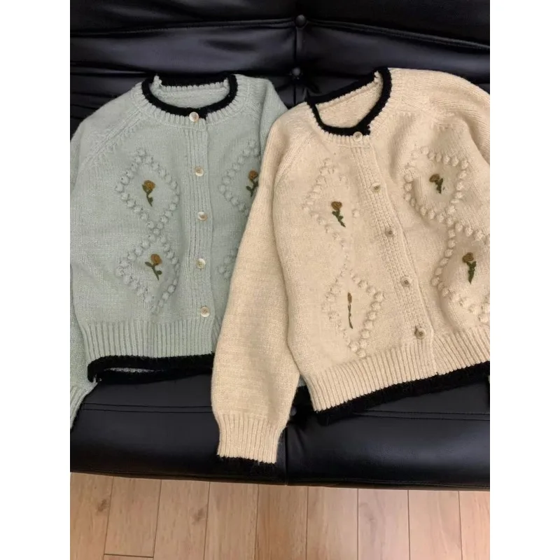 Cárdigan de punto con flores bordadas suaves y glutinosas francesas, abrigo superior para mujer, nuevo suéter de diseño dulce para otoño e invierno