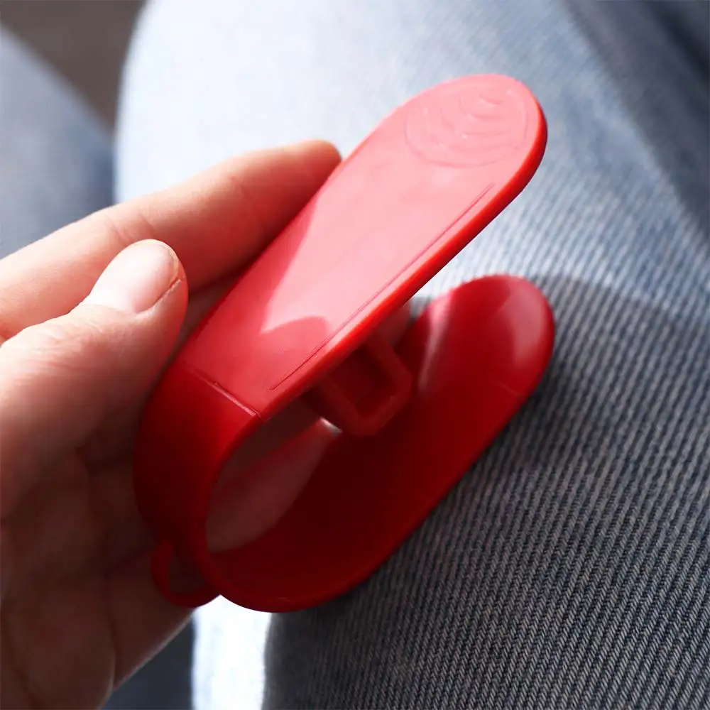 أداة تحرير مشبك مقعد الطفل لفتح جهاز توفير العمالة يمنع إصابة الأظافر وفتح مقعد السيارة باللون الأحمر