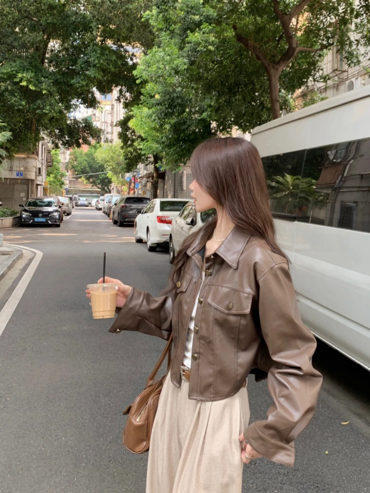 سترة نسائية من جلد البولي يوريثان فضفاضة بجيوب وأكمام طويلة وصدر واحد سترة نسائية للربيع والخريف ملابس خارجية من الجلد الصناعي