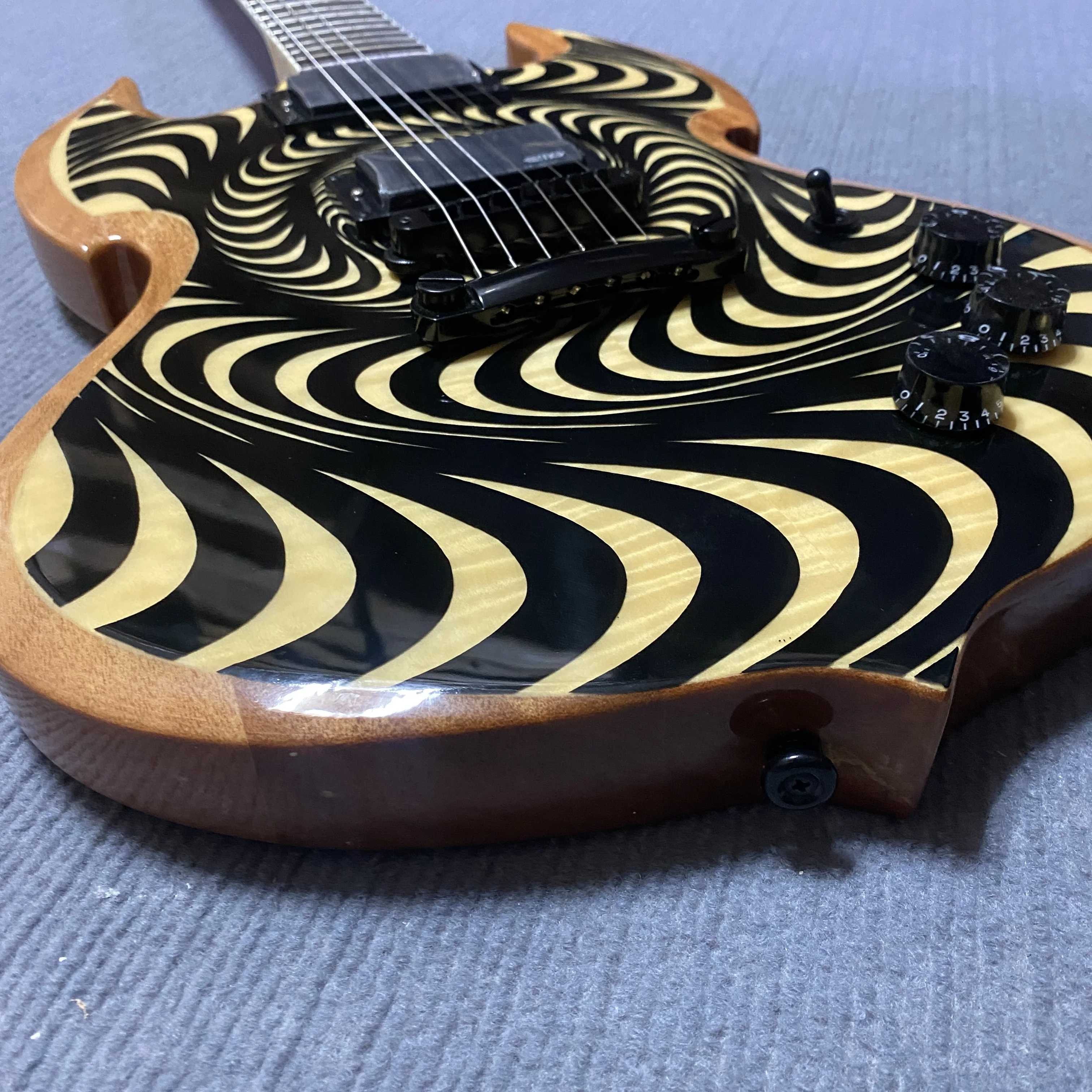

48-hour express delivery of Black and yellow guitar electric guitars with real pictures and video shooting.