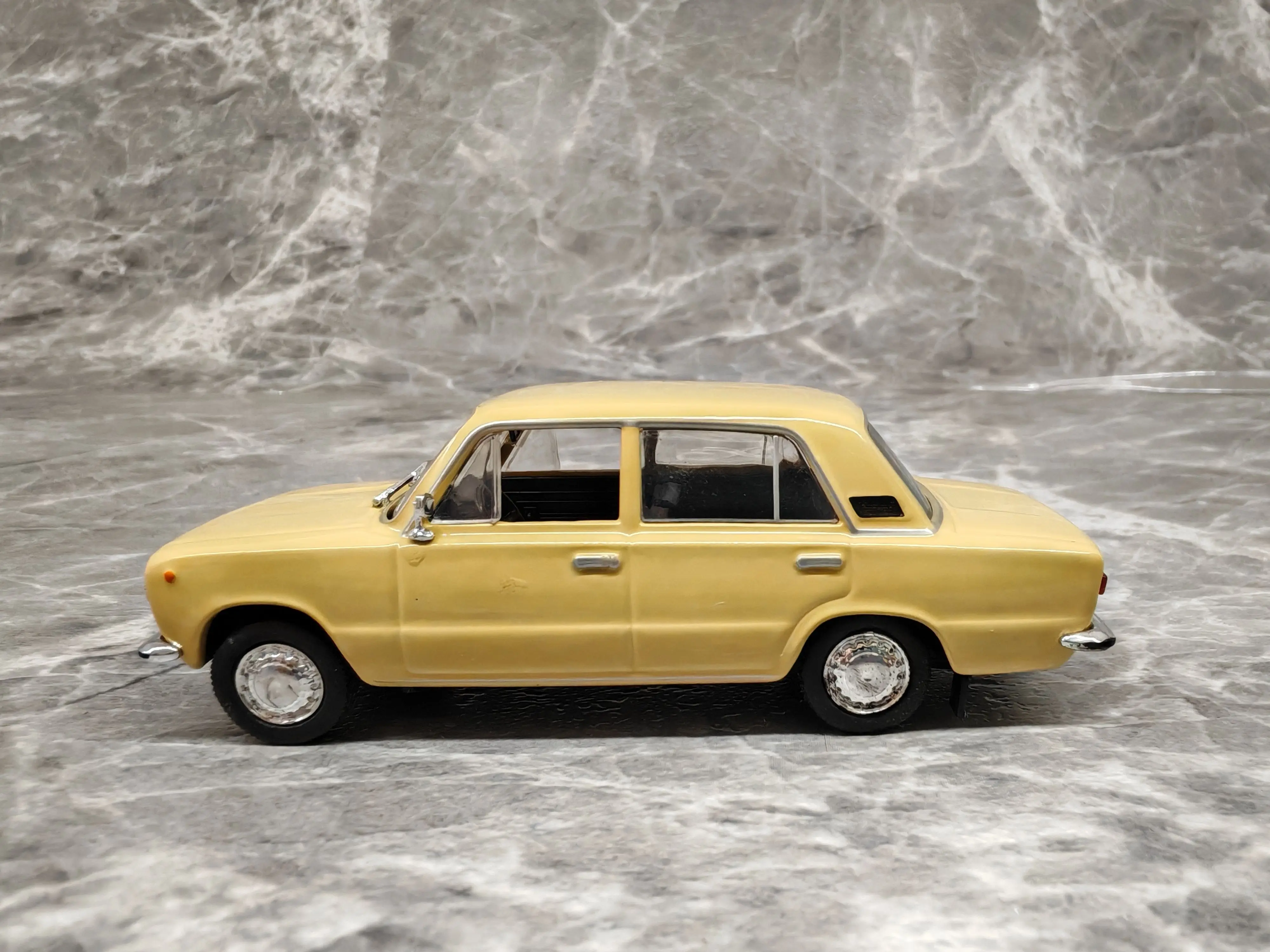 Diecast 1/43 Scale LADA 21011 1978 Sedan Classic Alloy Car Model Collectible Toy Gift Souvenir Display