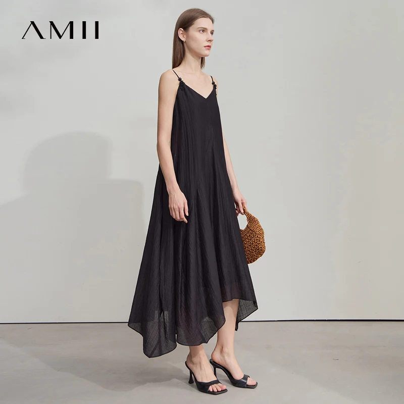 Amiiชุดผู้หญิงMinimalist 2025 ฤดูร้อนสไตล์ใหม่พื้นผิวรู้สึกLyocellลูกปัดดอกไม้VคอSuspenderชุดสีดํา 12542047