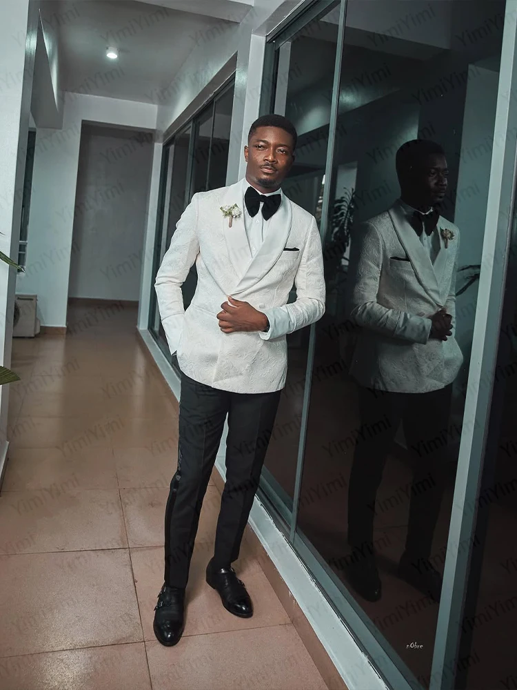 الدعاوى الرجالية الجاكار بدلة الزفاف فستان العريس 2 قطعة شال التلبيب مزدوجة الصدر سترة بيضاء السراويل السوداء سترة مخصصة