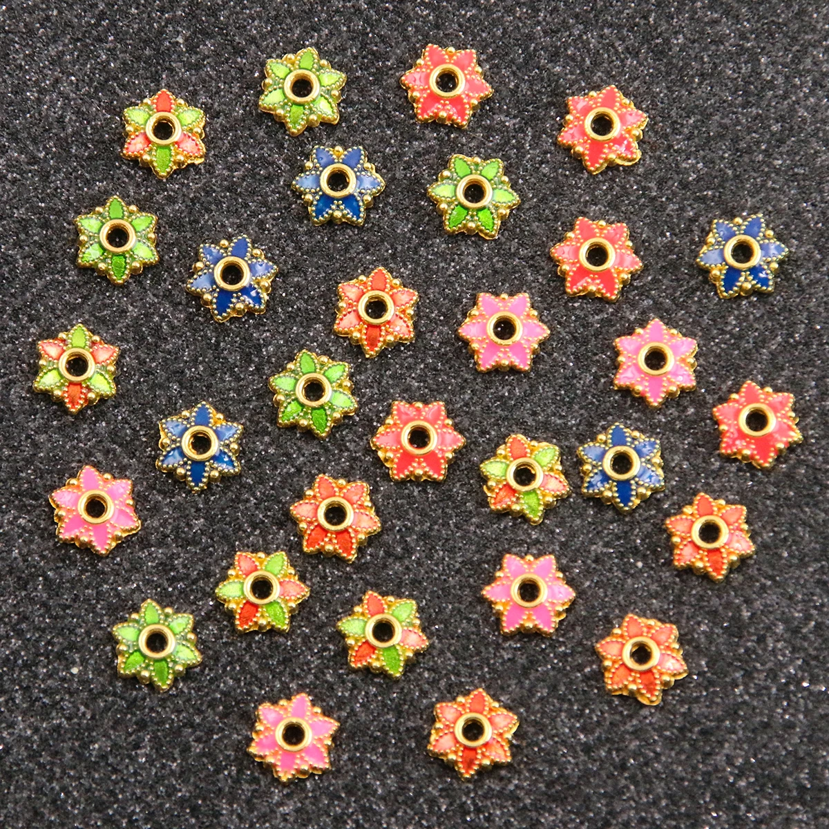 小さな金メッキの金属製フラワービーズ,さまざまな色のエナメルと金属合金のジュエリー,DIY,6色,8x7mm, 30個。