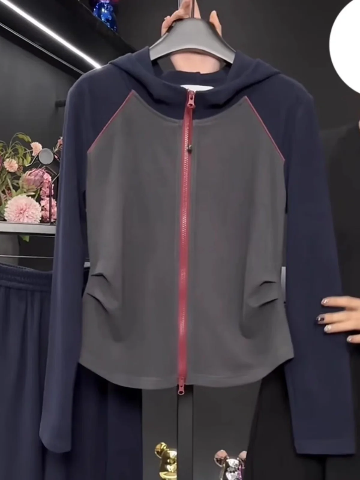 

Модная женская толстовка больших размеров с капюшоном на молнии, в стиле колор-блок, весенняя новинка, с эффектом похудения, плиссированная, с утягивающим эффектом на талии