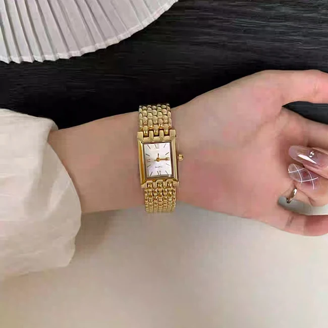 Рисунок 2 - Стильные золотые квадратные часы