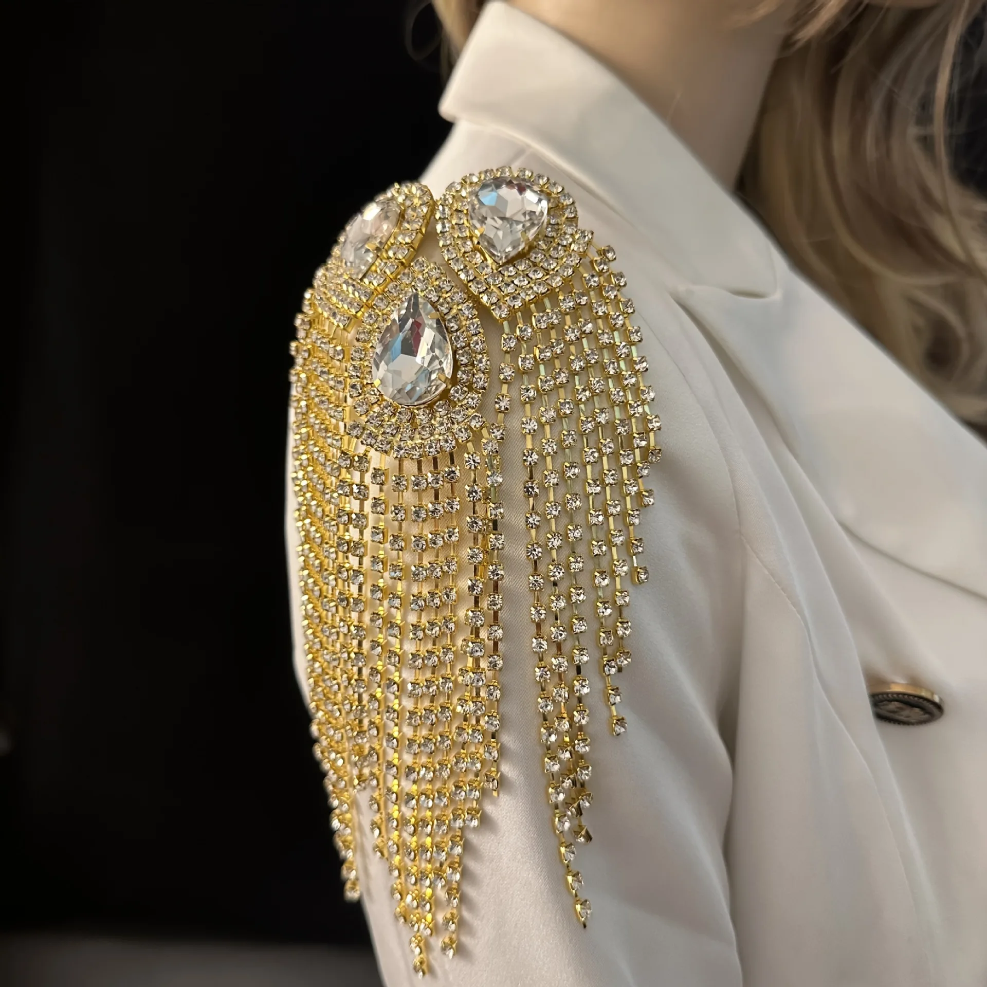 Duży rozmiar, broszka z frędzl – Body Jewelry Diamond recenzja i cena