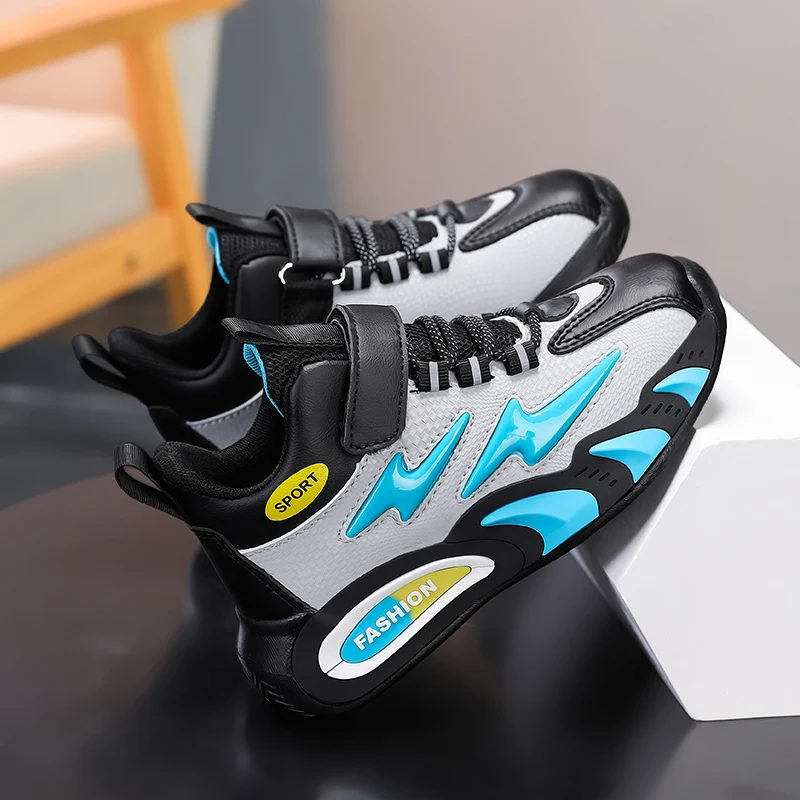 A pair of children's practical training sneakers, adjustable hook and loop design, comfortable fit for all‑day wear, FED‑805