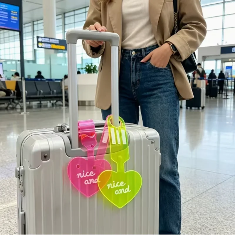 2pcs random color Colorful acrylic heart-shaped luggage tag - travel anti-loss tag - luggage box identification pendant
