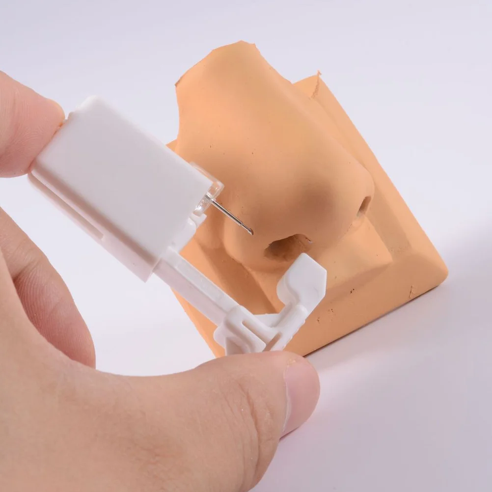 

1pc Disposable Piercer Tool Premium Painless Nose Piercing Assistant Accurate Hygienic Use Nose Stud Piercing Device