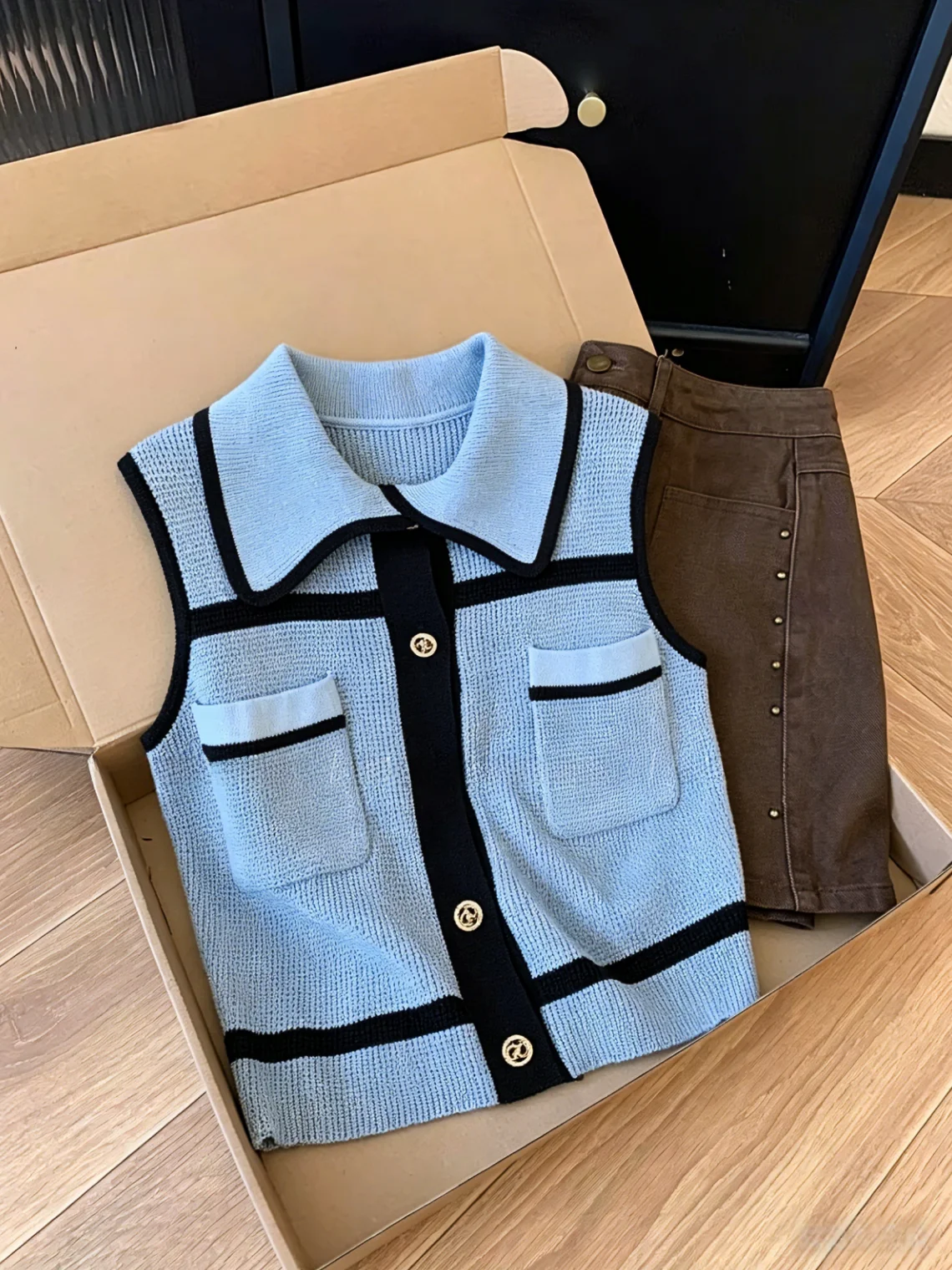 

Premium Knitted Neck Vest Women's Sleeveless Top Color Block Design Summer New Style Short Length Straight Cut Silk Blend