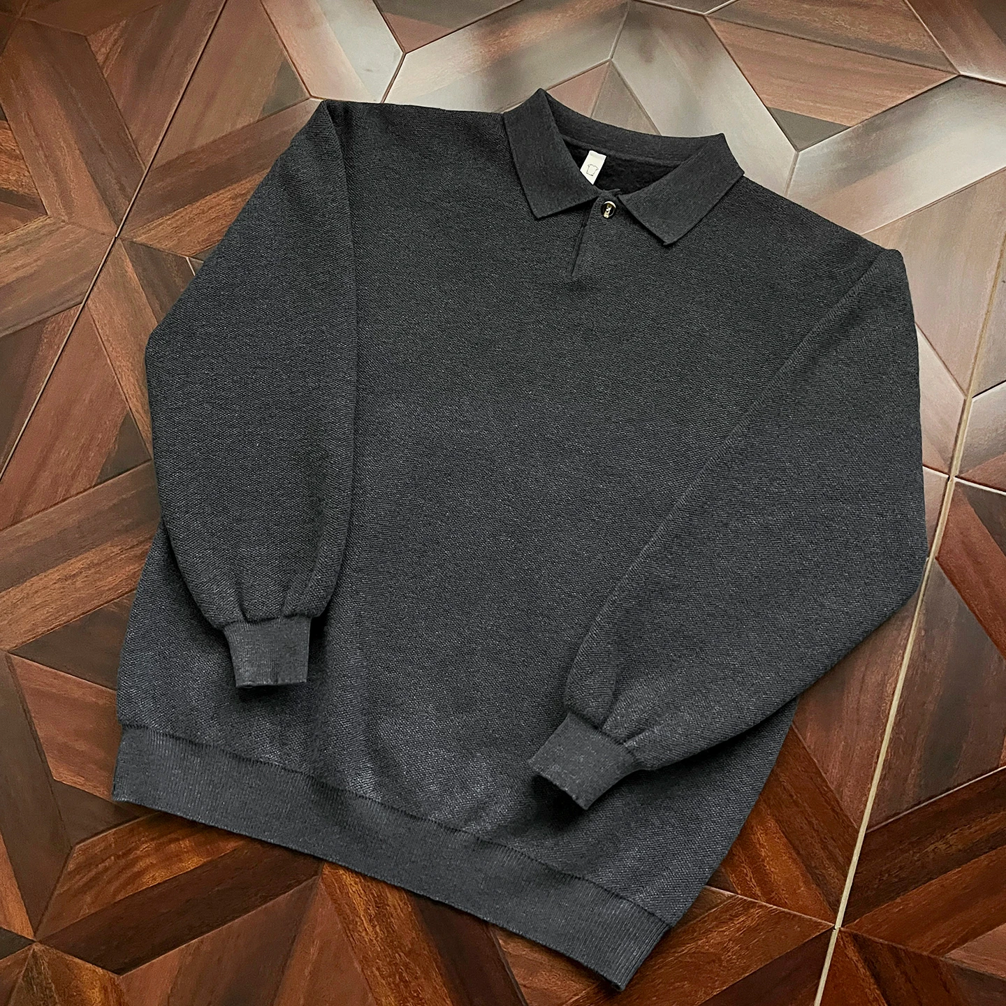 

Мужской свитер Deep ey Heavyweight: трикотажная кофта для ношения под одеждой в стиле Old Money, создающая ощущение роскоши и комфорта.