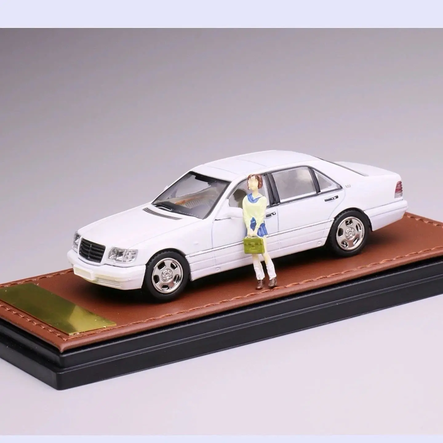 1:64 WTX W140 Vintage Luxury Saloon Tiger Head Alloy Diecast Car Model Hobby Display Gift