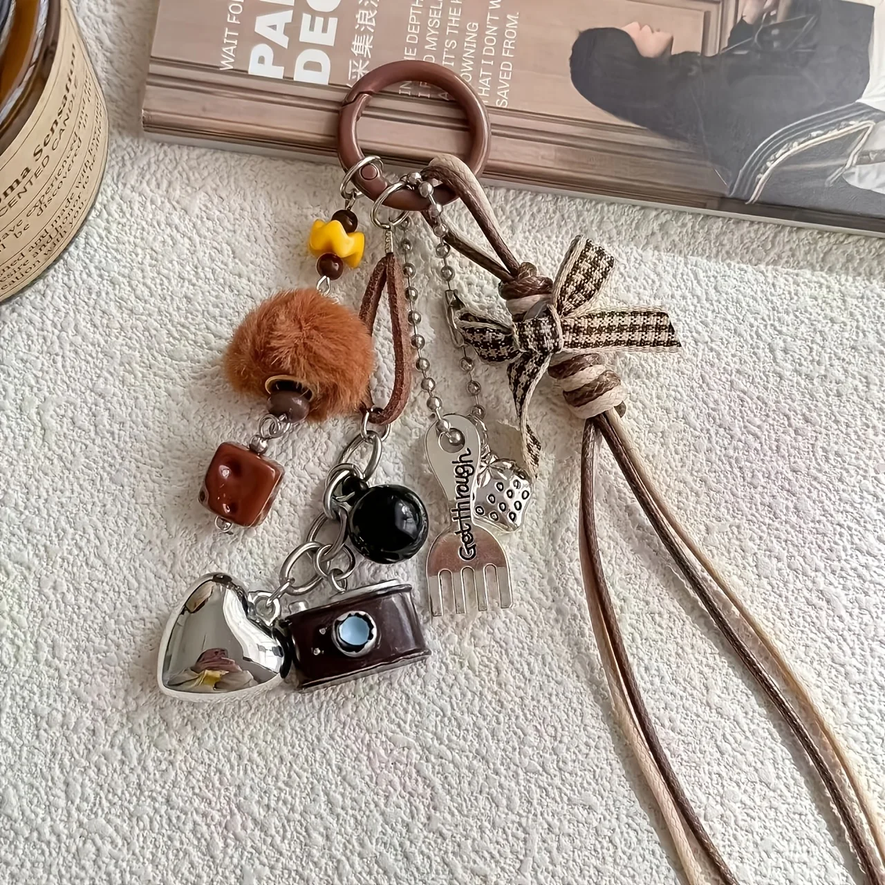 1 Piece, Retro, Elegant, and Fashionable, with Heart, Camera, Bow, and Pom-Pom Pendants, Women's Keychain, Backpack, and Key Decoration, Suitable as a Birthday or Valentine's Day Gift for Family, Friends, and Women