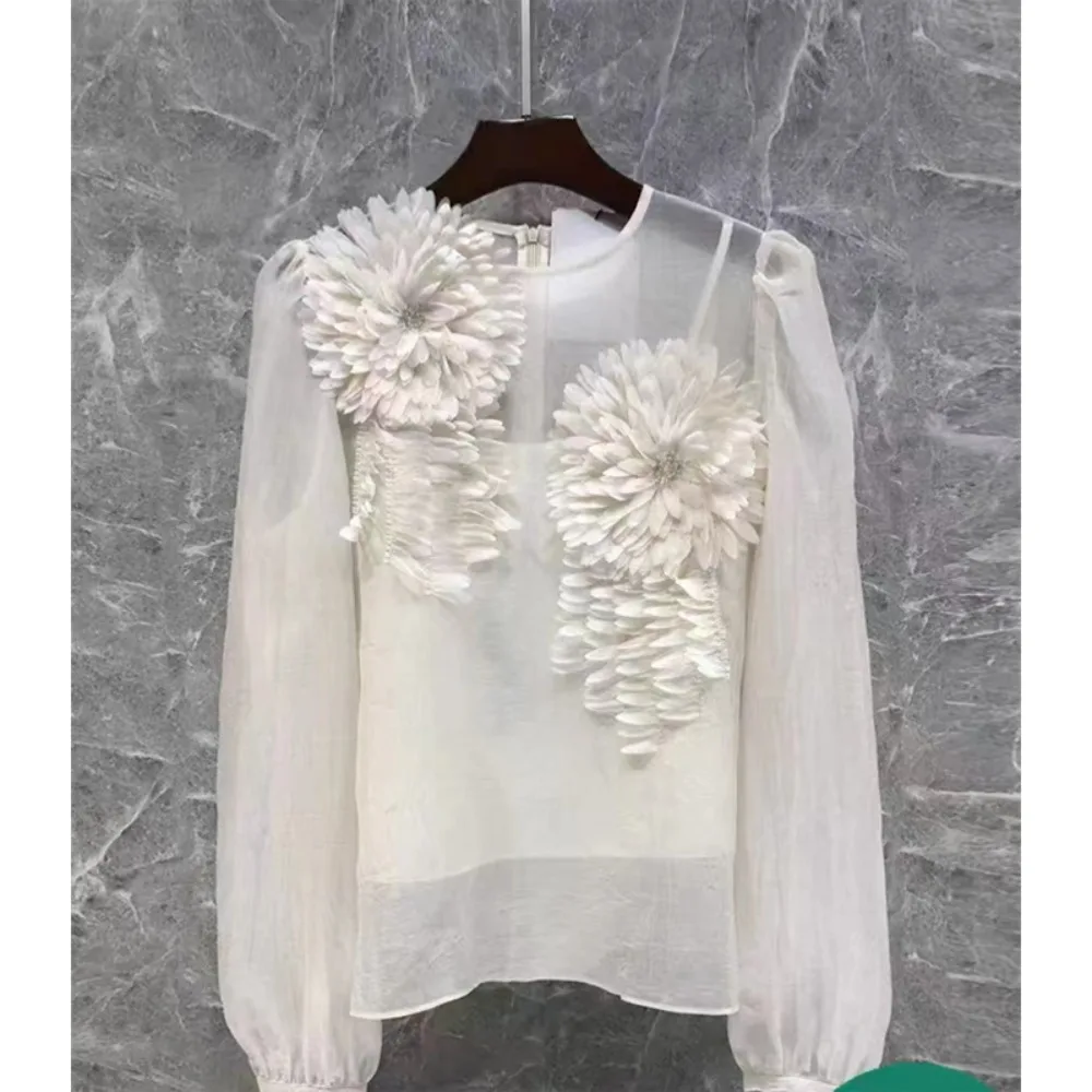 

Женская осенняя блузка в европейском стиле, с рукавами-фонариками, объемными цветами и полупрозрачным эффектом.