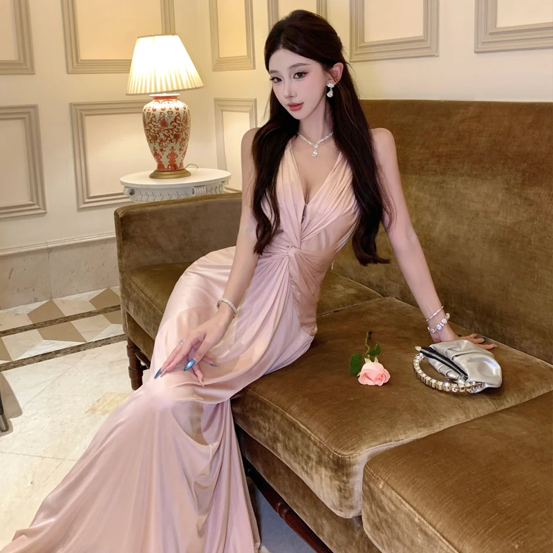 2026 Zomer Franse Mode Lichte Luxe Avondjurk Vrouwen V-hals Backless Sexy Mouwloze Satijnen Jurk Chic Elegante Banket Gown