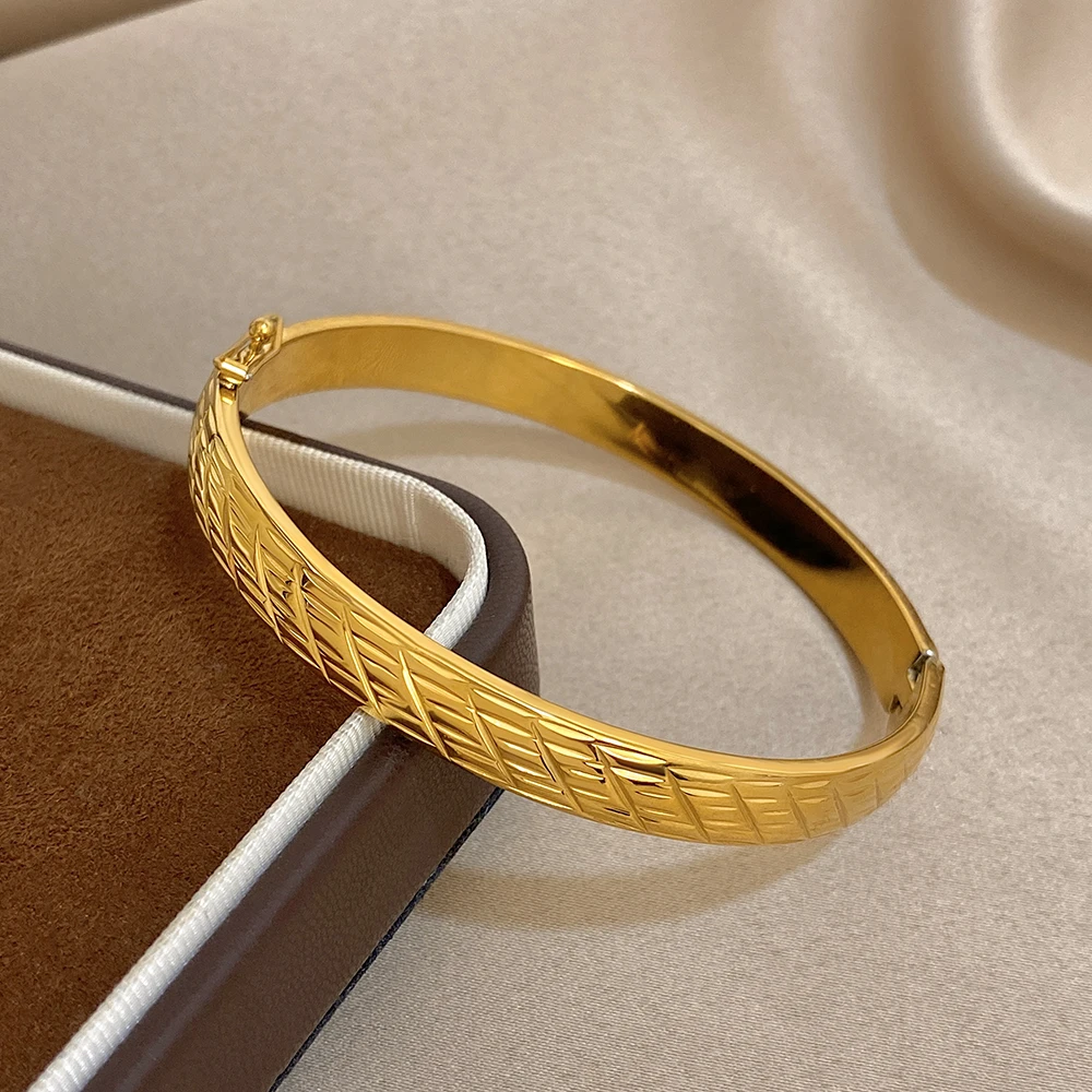 

Classic Stainless Steel Bangle For Women Gold Spring Diagonal Pattern Cuff Bracelet Waterproof Luxury Daily Accessory Jewelry