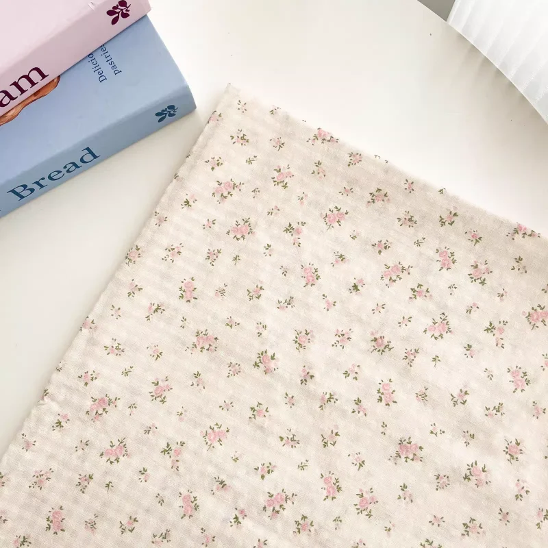 

145x50cm floral pattern fabric, used by designers for handmade DIY bags, clothing, and home fabric products.