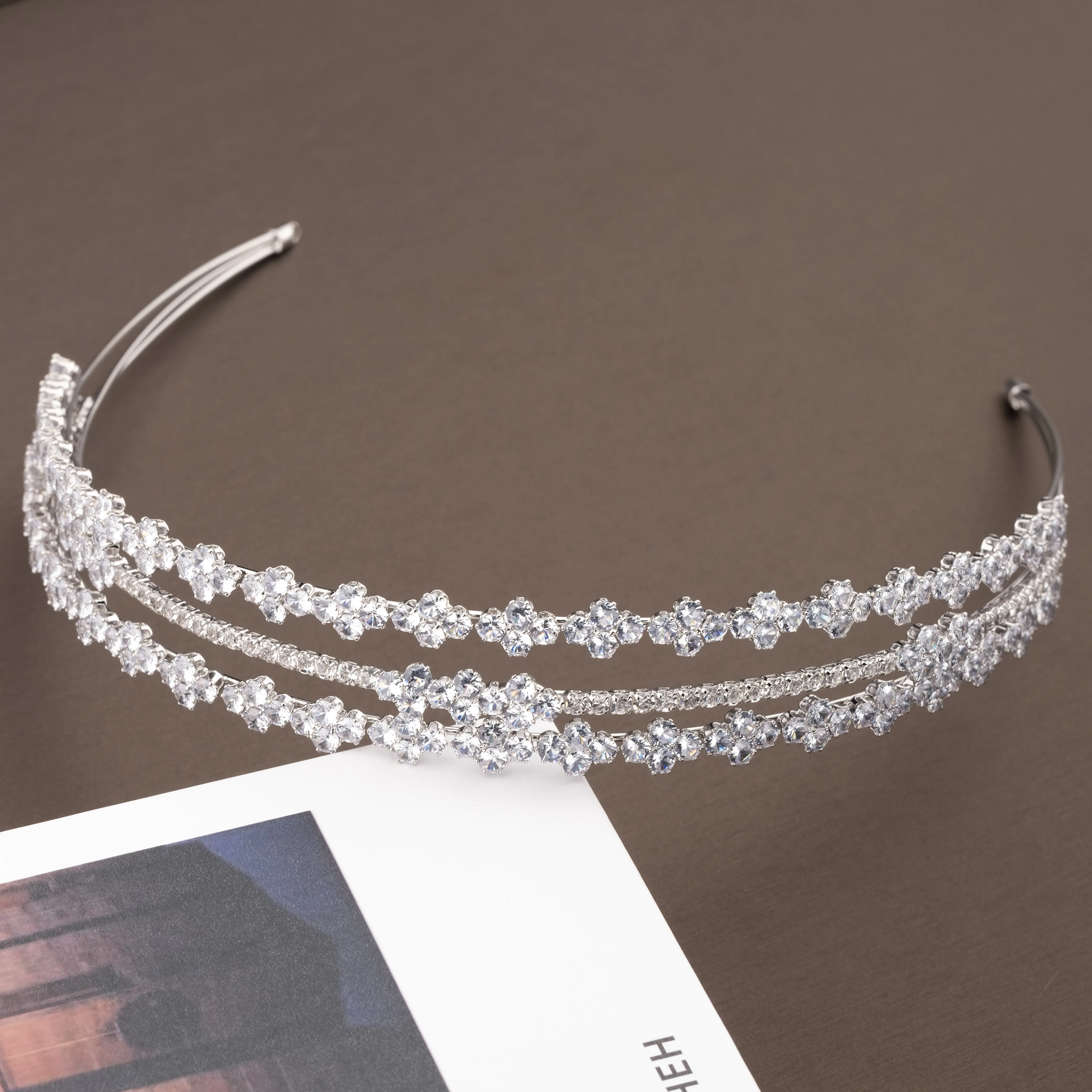 

1 Piece of Luxurious and Elegant Headband with Shiny Cubic Zirconia Round Design Suitable for Women to Wear at Weddings and Banquets