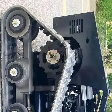 

Индивидуальная газонокосилка гусеничного типа с дистанционным управлением, обеспечивающая точную косилку и эффективную работу.