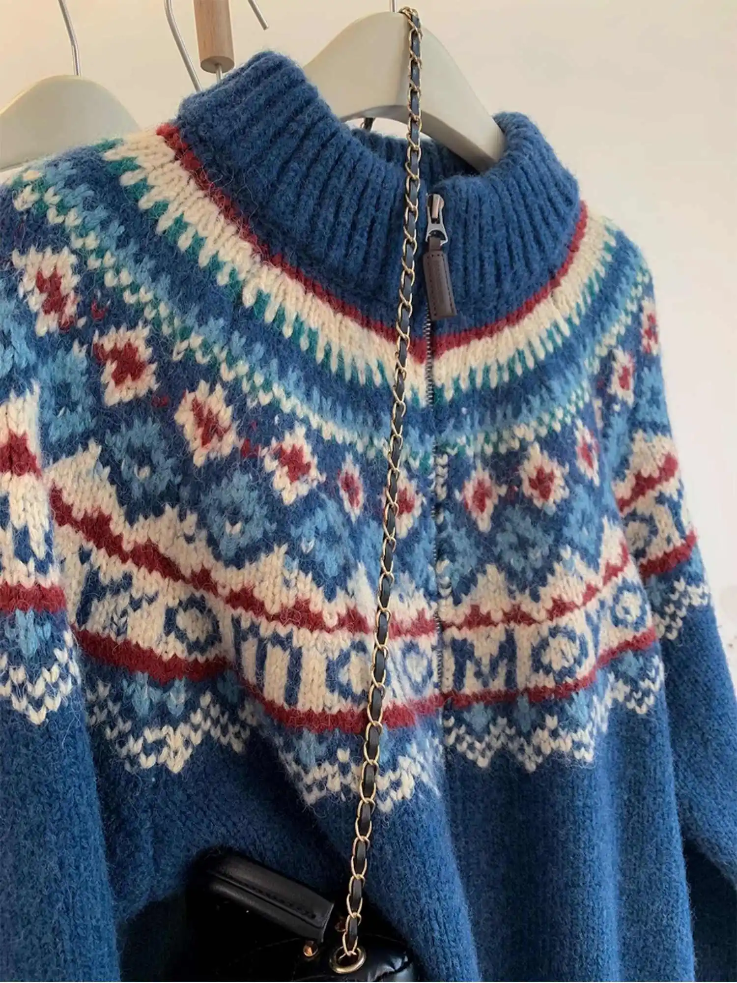 Niebieska kurtka swetrowa retro z wysokim kołnierzem i zamkiem błyskawicznym dla kobiet na zimę, gruby i wysokiej klasy, miękki i kleisty kardigan z dzianiny