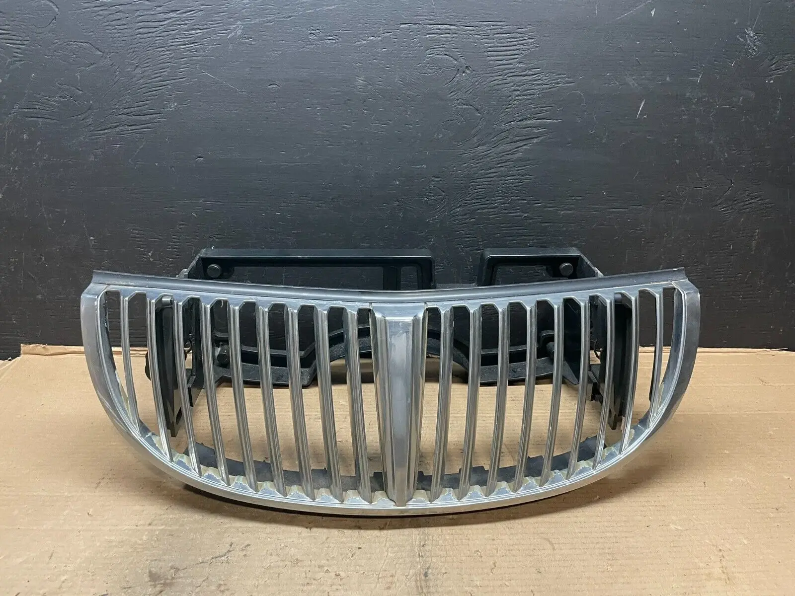 Chrome W/Emblem E7934 DG1 1998 to 2002 Lincoln Town Car Front Upper Grille Grill