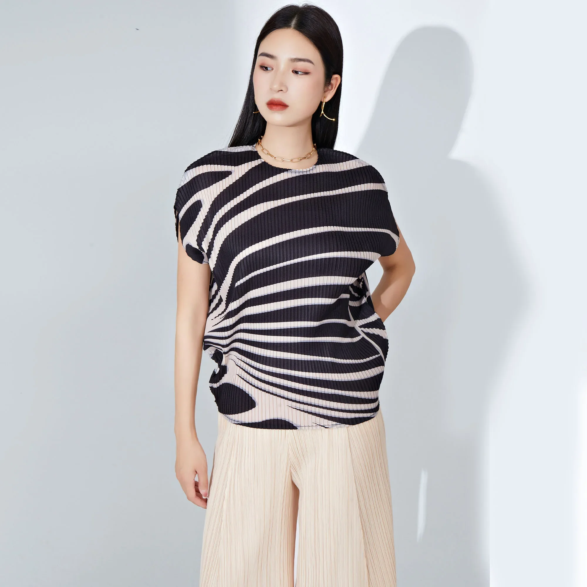 

2025 Summer Women's Top Striped Round Neck Loose Batwing Sleeve Fashionable Pleated Short Sleeve T-shirt Loose Large Size