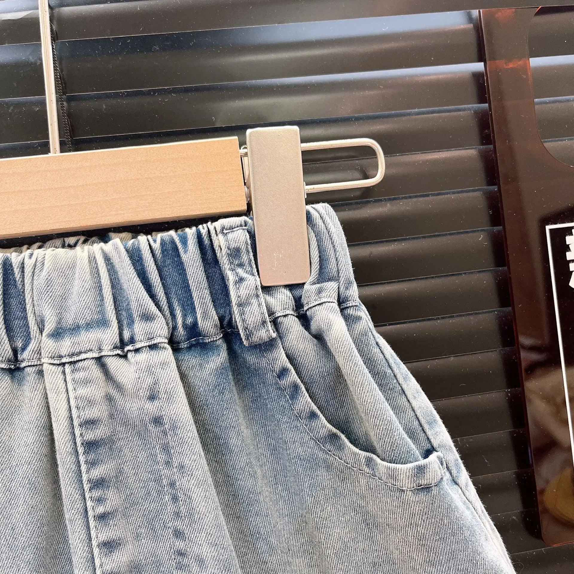 Mädchen-Set mit bedrucktem Kurzarm-Oberteil und asymmetrischem Jeansrock aus Mesh – Sommerliches 2-teiliges Outfit für Kinder, Freizeitkleidung – Detail 8