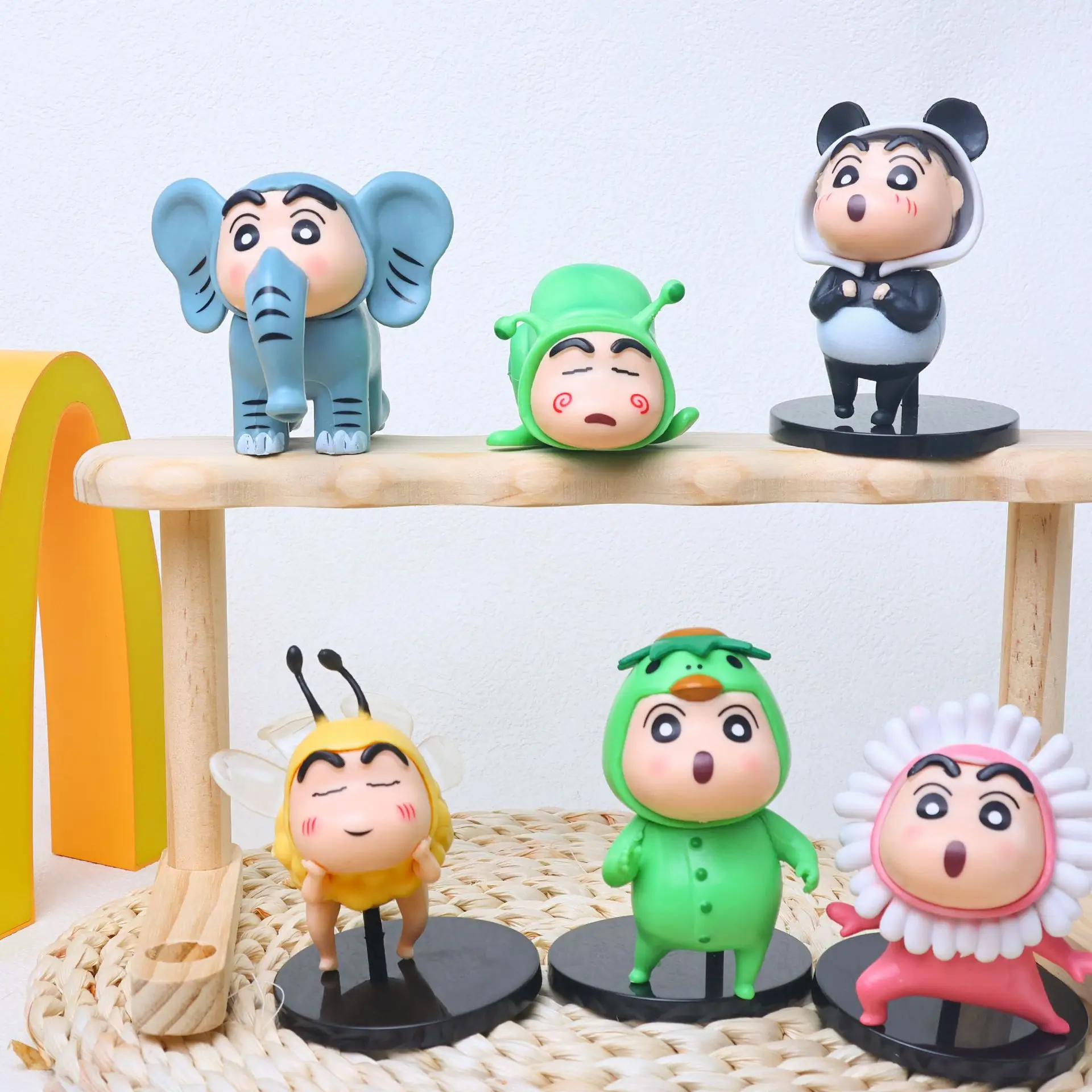 Bandai 6 szt./zestaw Figurki Akcji Anime Crayon Shin-Chan Seria COS Zwierzęta Figurki Dekoracja Samochodu Model Lalki Zabawki dla Dzieci Prezent dla Fanów