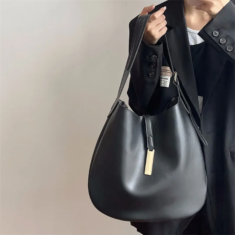 Black Texture Niche Design Underarm Bag Female 2023 New Vintage Soft Leather Simple Bucket Bag Fashion All-Match Crossbody Pack