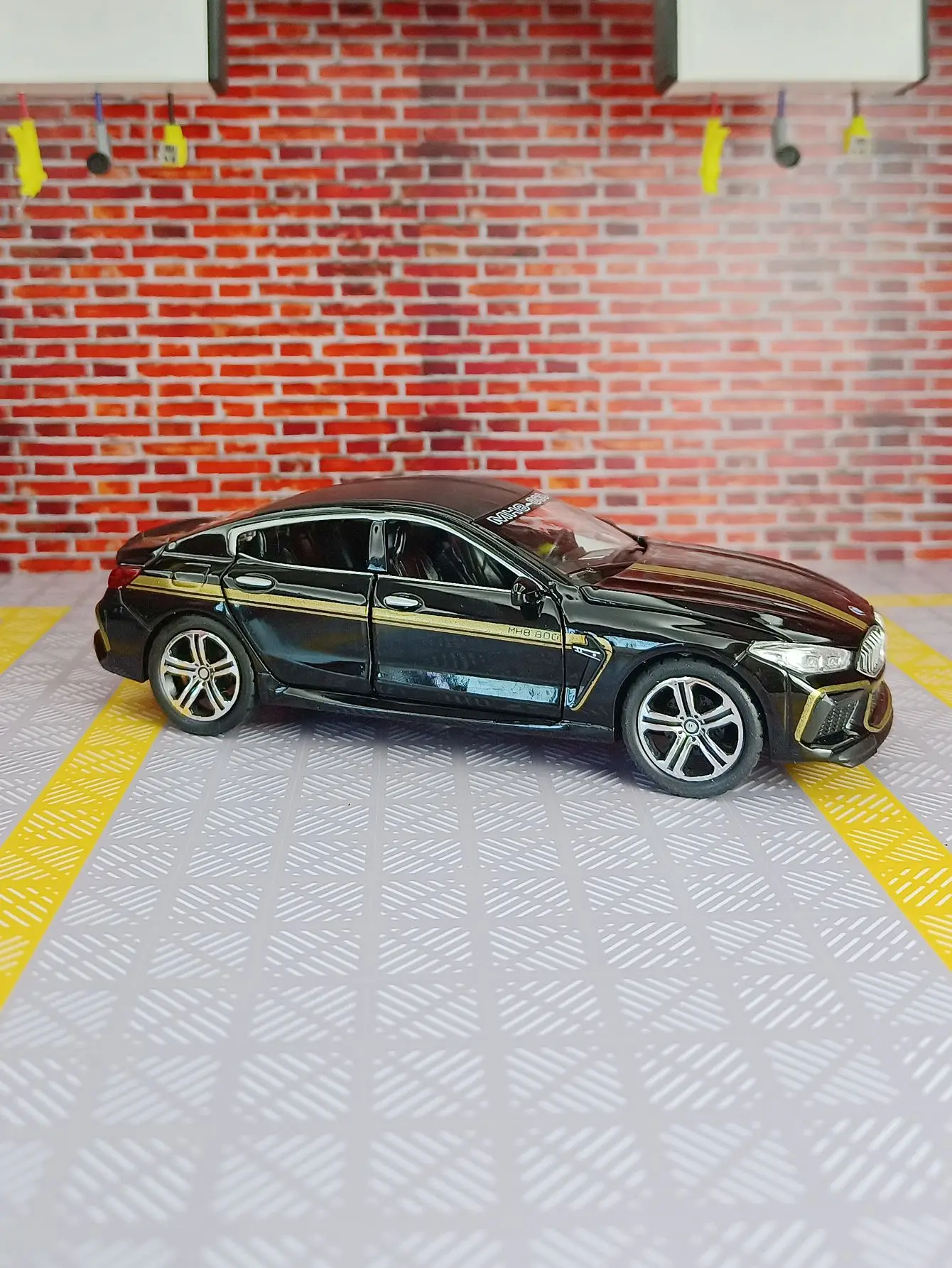 

1:32 simulation BMW M8 alloy car model doors and the front hood and trunk door can be opened rich in details, finely crafted