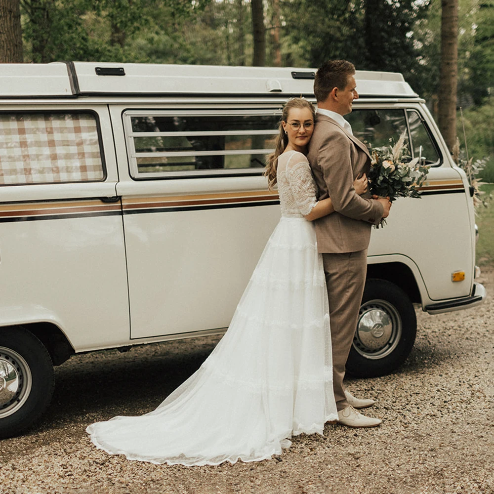 Suknia ślubna w stylu boho z warstwową koronką, dekoltem w łódkę, szyta na miarę, linia A, rękawki do połowy, rustykalna, ogrodowa, bohemiczna, romantyczna.