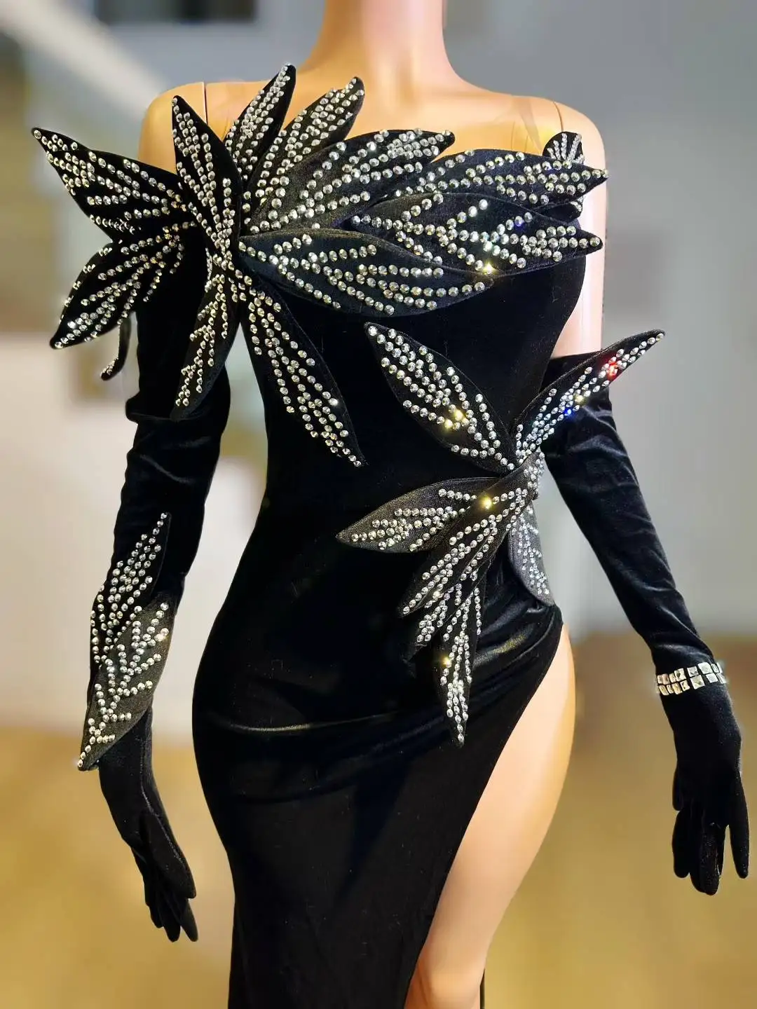 Elegante zwarte fluwelen avondjurk met hoge zijsplitten, zilveren strass strapless avondjurk met handschoenen, gala-gala-outfit Wutong