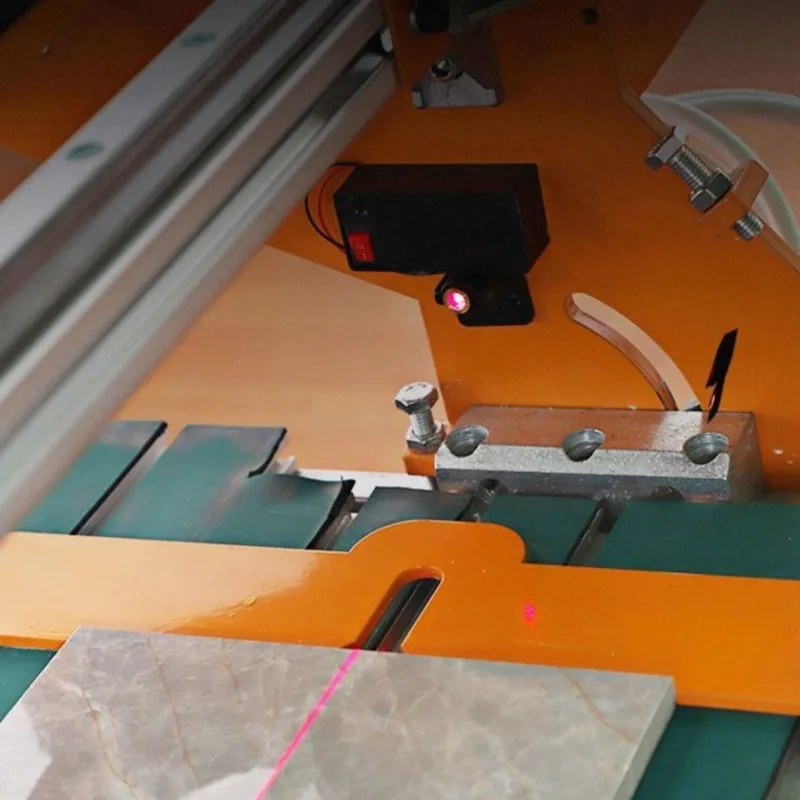 

Инфракрасный локатор, вспомогательная деталь для точного позиционирования многофункциональных плиткорезов