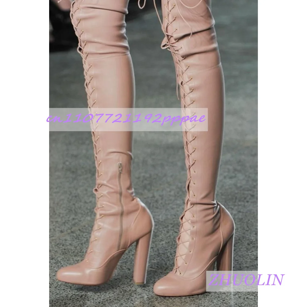 

Зимние матовые сапоги выше колена из лакированной кожи. Женские длинные сапоги на массивном каблуке со шнуровкой и боковой молнией для подиума.