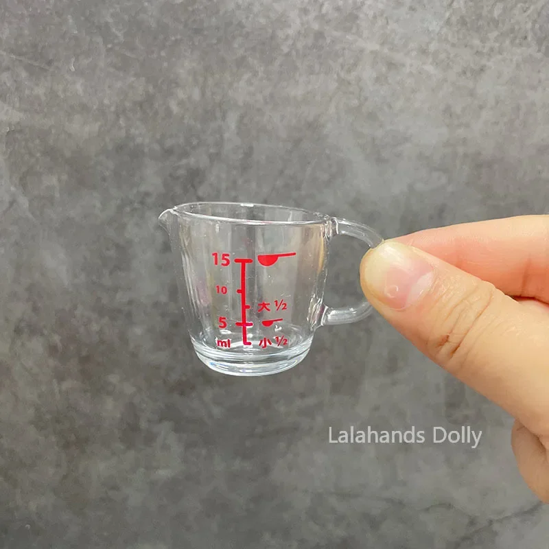 Dollhouse Mini Plastic Simple Lovely Baking Measuring Cup Powder Seasoning Graduated Cup for Dollhouse Furniture Accessories