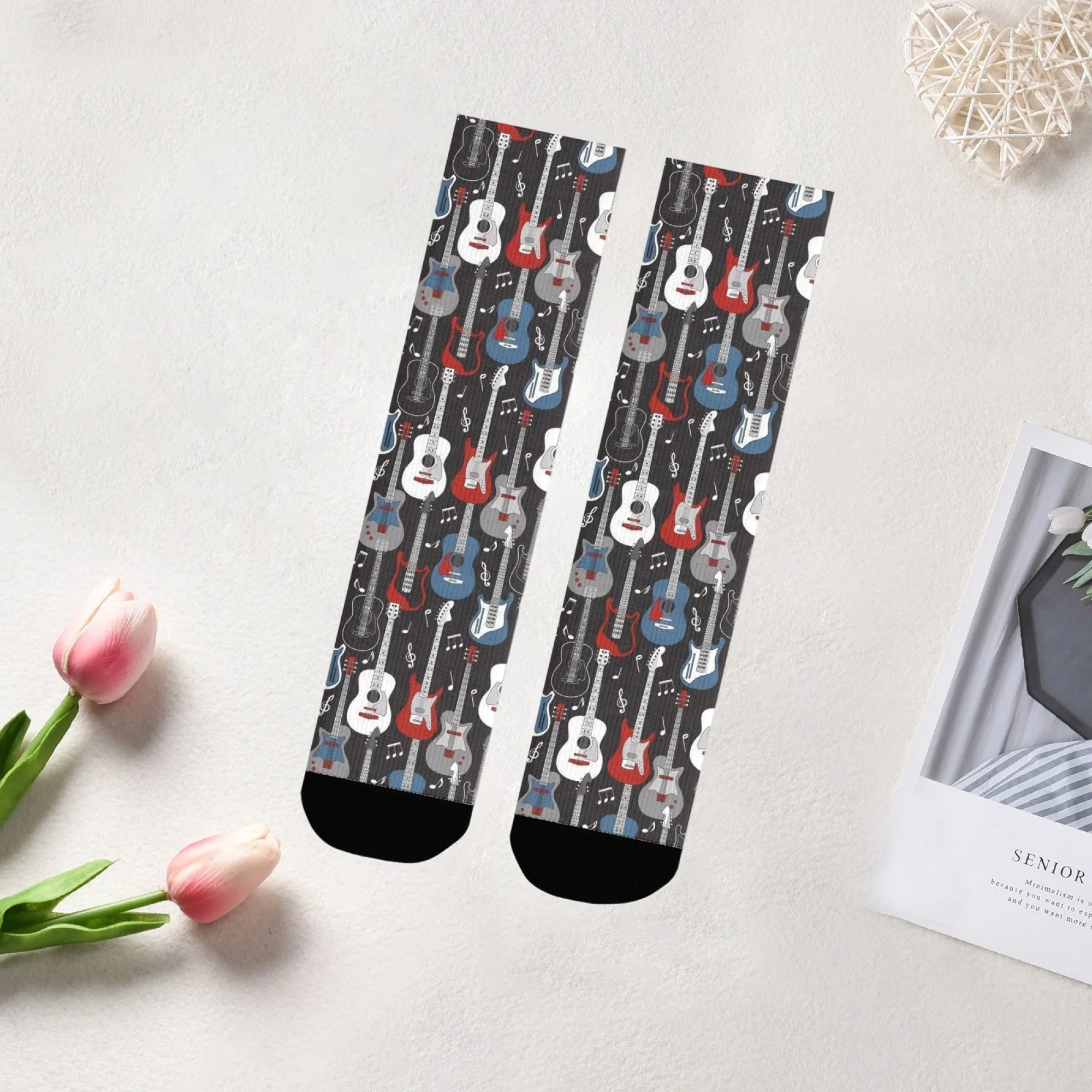 جوارب جرافيك جيتار للرجال باللون الأسود لمحبي الموسيقى بطول منتصف الساق مع تصميم جيتار كهربائي جريئة طراز فرقة الروك للهدايا