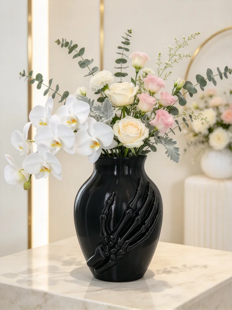 Halloween Dark Gothic Style 3D Printed Skeleton Hand Vase, Small Black Floral Vase Made of Petg Material, with Three-Dimensional Skeleton Hand Relief Details, Layered 3D Printed Texture, Smooth and Exquisite Surface, Integrated Oval-Shaped Mouth, Bottle Height 15cm Cm, Suitable for Inserting Dried Reed Flowers and Fresh Cut Flowers, Modern Dramatic Home Decor Style, Suitable for Living Room, Bedroom, Bathroom, Office, and as a Centerpiece on Dining Table
